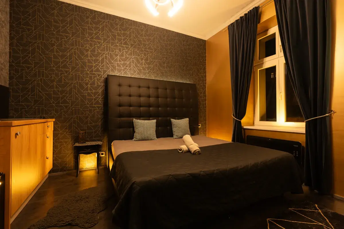 Pokoj Las Vegas, privátní wellness Praha, king size postel ve večerním světle