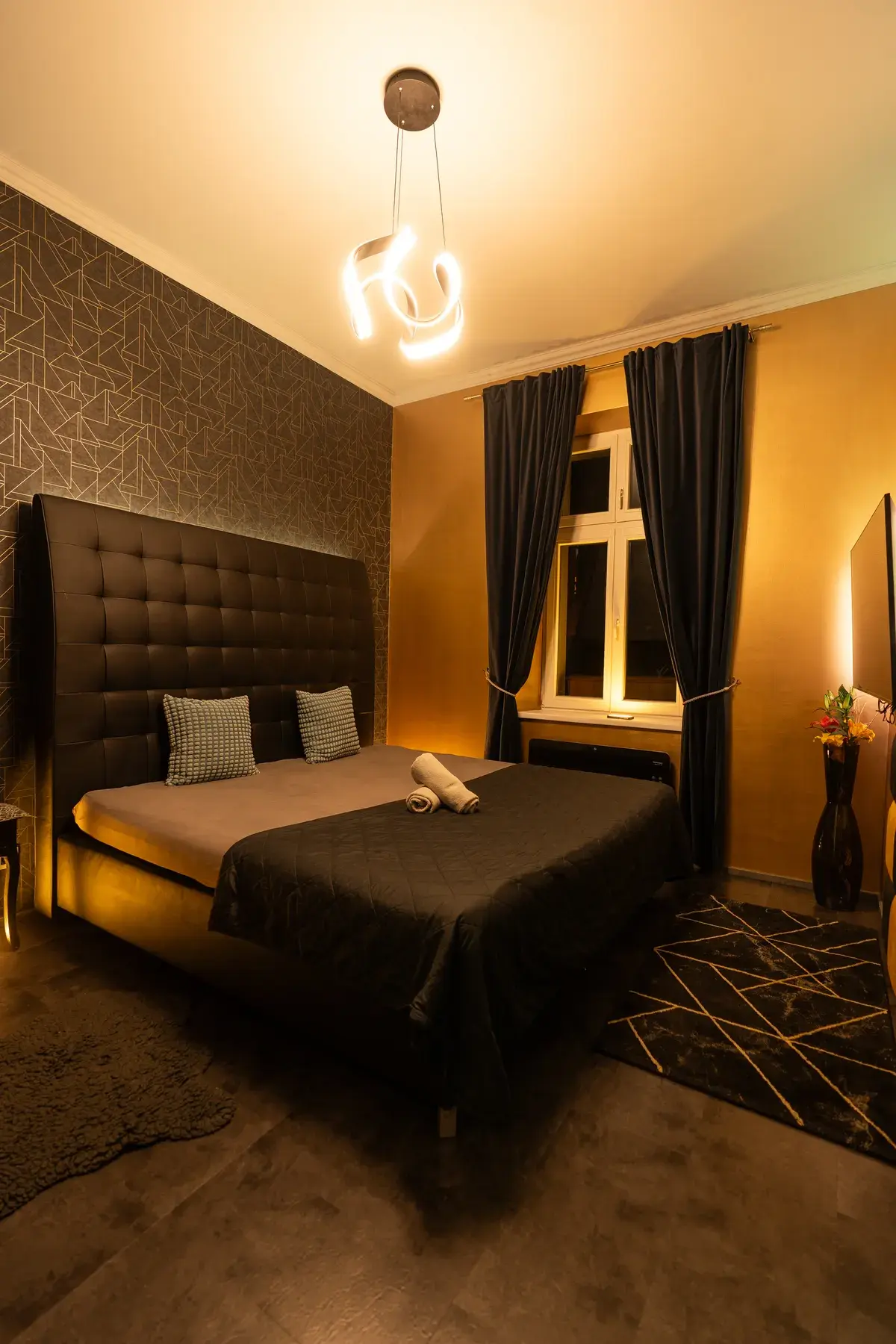 Pokoj Las Vegas, privátní wellness Praha, postel a okno
