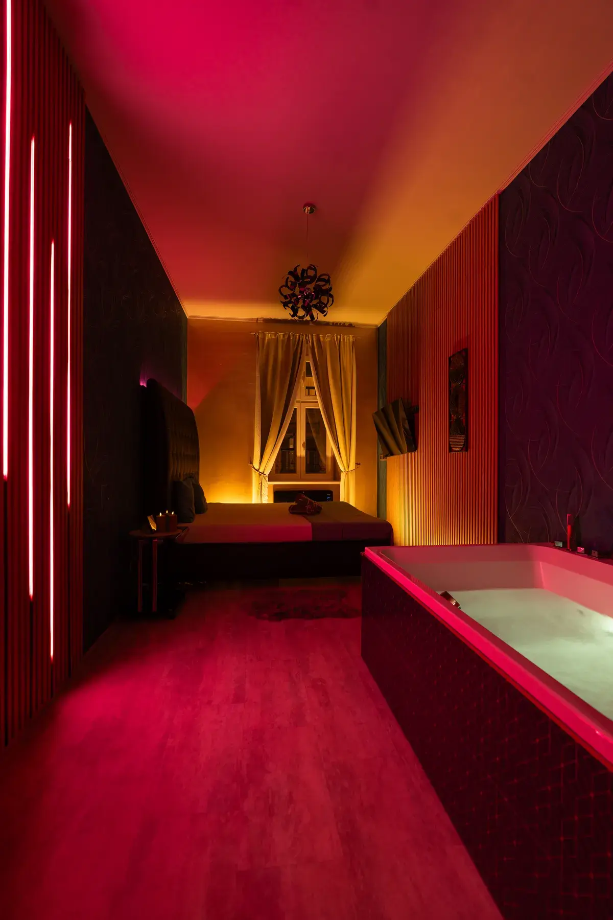 Pokoj v červeném světle, noční wellness Praha, pokoj Havana