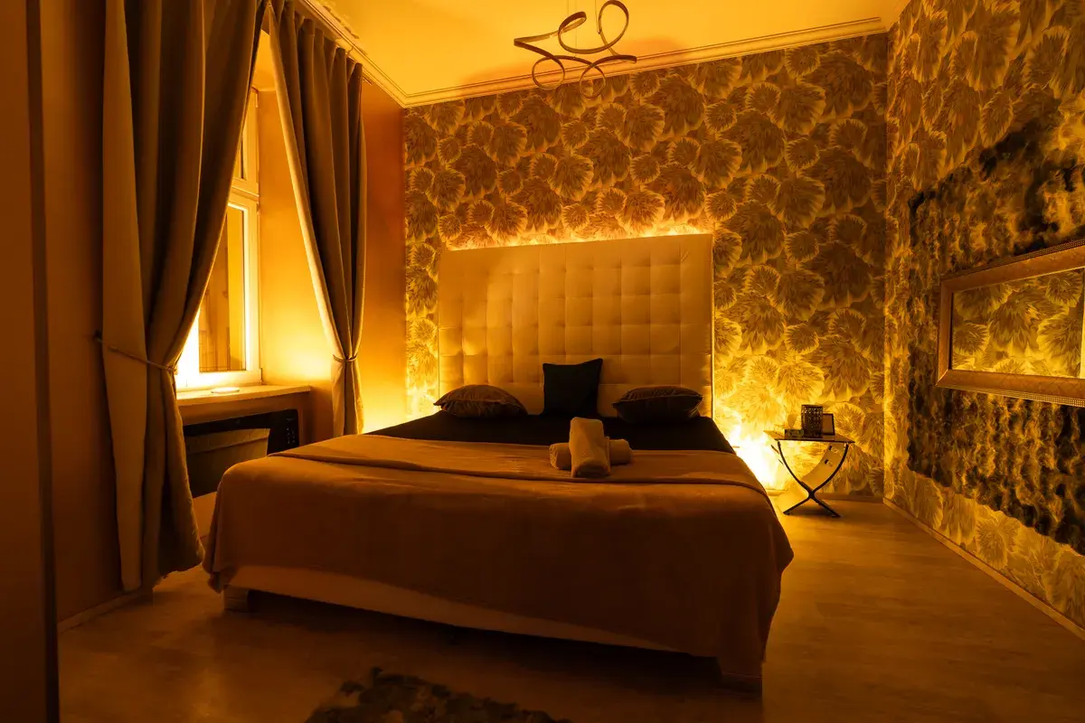 King size postel, celá noc v privátním wellness Praha, pokoj Kuala Lumpur